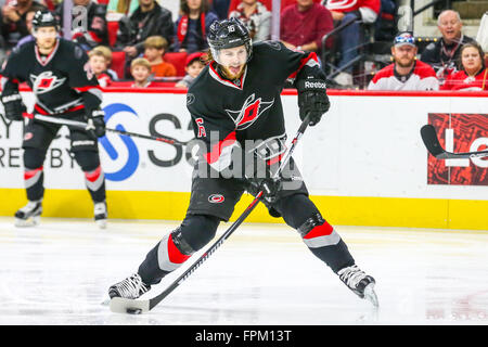 Raleigh, North Carolina, Stati Uniti d'America. 28 Feb, 2016. Carolina Hurricanes center Elias Lindholm (16) durante il gioco NHL tra la St Louis Blues e Carolina Hurricanes al PNC Arena. © Andy Martin Jr./ZUMA filo/Alamy Live News Foto Stock