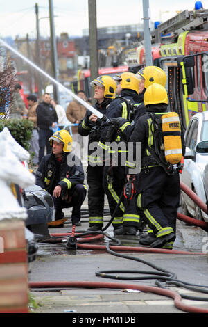 Sabato 19/03/16 quattro motori Fire e una piattaforma di altezza, una ventina di vigili del fuoco affrontato un incendio in una casa a Woodhouse Road in Seven Kings Ilford., il fuoco danneggiato il primo piano del primo piano dell'albergo. La polizia e l'ambulanza ha partecipato anche alla scena. Foto Stock