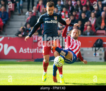 Gijon, Spagna. Xix marzo, 2016. Alberto Lora (Real Sporting) tenta di rubare la palla a Antoine Griezmann (Atletico Madrid) durante la partita di calcio di spagnolo "La Liga " tra Real Sporting de Gijón e Atletico de Madrid a Molinón stadio onMarch 19, 2016 in Gijon, Spagna. Credito: David Gato/Alamy Live News Foto Stock