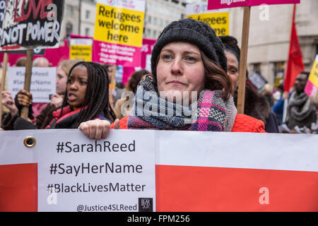 Londra, Regno Unito. Xix marzo, 2016. Gli attivisti dalla giustizia per Sarah Reed campagna sul cavalletto fino al razzismo marzo sulle Nazioni Unite Anti-Racism giorno. Credito: Mark Kerrison/Alamy Live News Foto Stock