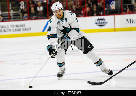 Febbraio 19, 2016 - Raleigh, North Carolina, Stati Uniti - San Jose Sharks center Joe Pavelski (8) durante il gioco NHL tra gli squali di San Jose e Carolina Hurricanes al PNC Arena. (Credito Immagine: © Andy Martin Jr. via ZUMA filo) Foto Stock
