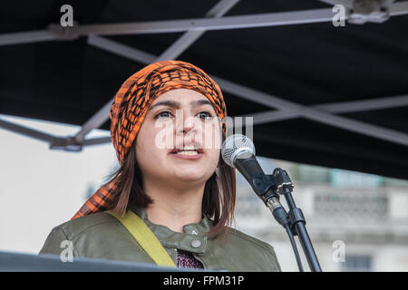 Londra, Regno Unito. Xix marzo, 2016. Un rifugiato iracheno che era nella 'giungla' Refugee Camp in Calais risolve migliaia di anti-razzista attivisti presso lo stand fino al razzismo nel rally di Trafalgar Square. Credito: Mark Kerrison/Alamy Live News Foto Stock