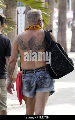 Un singolo tatuato maschio passeggiate pedonali lungo la strada della spiaggia di Pattaya Thailandia Foto Stock
