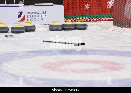 Mosca - Gennaio 17, 2016: Curling rocce sulla Federazione Curling Champions Tour classico Mosca 2016 su gennaio 17, a Mosca, Russia, 2016 Foto Stock