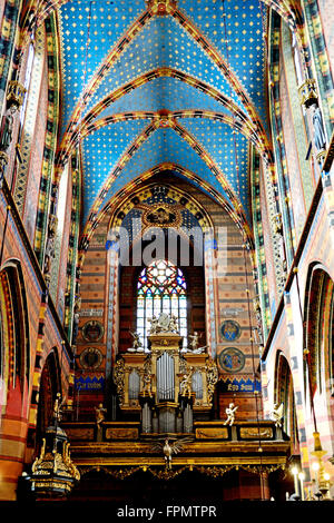 Polonia, interno della chiesa di S. Maria a Cracovia Foto Stock