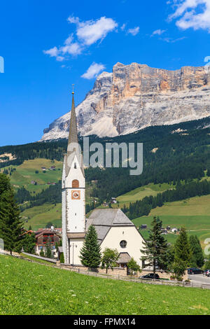 District poppa o La Villa di fronte al Heiligkreuzkofel, Abtei o Badia, Val Badia, Dolomiti, Alto Adige, Italia, Europa Foto Stock