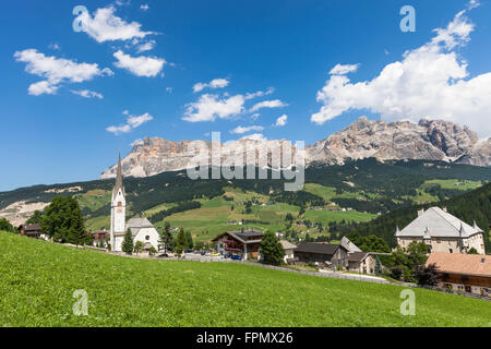 District poppa o La Villa di fronte al Heiligkreuzkofel, Abtei o Badia, Val Badia, Dolomiti, Alto Adige, Italia, Europa Foto Stock