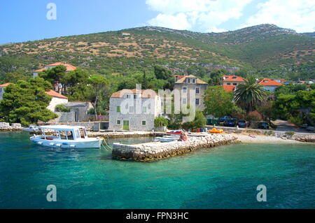 Superba vista panoramica della spiaggia adriatica in villaggio Kuciste sulla penisola di Peljesac, Croazia Foto Stock