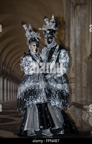 Due persone vestite per il Carnevale di Venezia, Italia Foto Stock