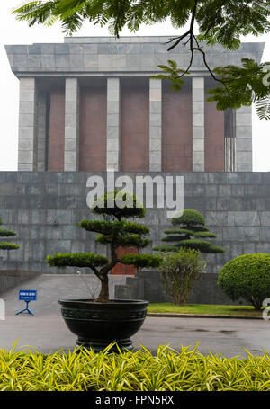 Dietro il Mausoleo di Ho Chi Minh, Hanoi, Vietnam. Ho Chi Minh morì nel 1969 e il mausoleo inaugurato nel 1975. Foto Stock