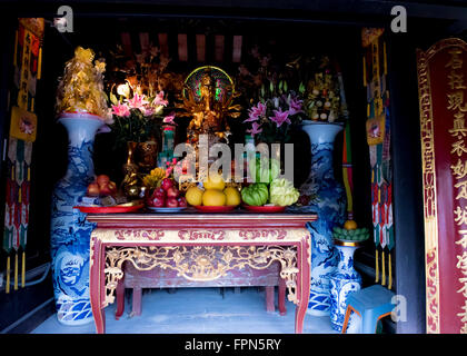 Il santuario nella Pagoda su un pilastro, Hanoi, Vietnam, contiene il buddista vietnamita divinità Quan Am o Guan Yim, dea di comp Foto Stock