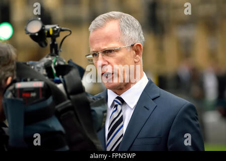 Brian Paddick (signore/Baron Paddick di Brixton) ex alto funzionario di polizia e di polizia metropolitana / portavoce del gruppo del Partito europeo dei liberali democratici Foto Stock