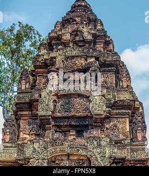 Complessamente intarsiato, torre di arenaria rosa,la cittadella delle donne, Banteay Srei, Cambogia, AD 987 mostra rimane del GRE Foto Stock