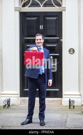 Il cancelliere,George Osbourne, mostra la casella rossa sulla scalinata del numero 11 di Downing St prima che egli offre il suo budget Foto Stock