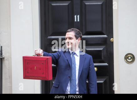 Il cancelliere,George Osbourne, mostra la casella rossa sulla scalinata del numero 11 di Downing St prima che egli offre il suo budget Foto Stock