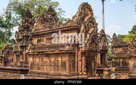 Intricate sculture di edificio, realizzato da arenaria rosa, all'interno della Cittadella delle donne, Banteay Srei, Cambogia, AD 987 Foto Stock