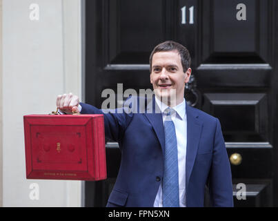 Il cancelliere,George Osbourne, mostra la casella rossa sulla scalinata del numero 11 di Downing St prima che egli offre il suo budget Foto Stock