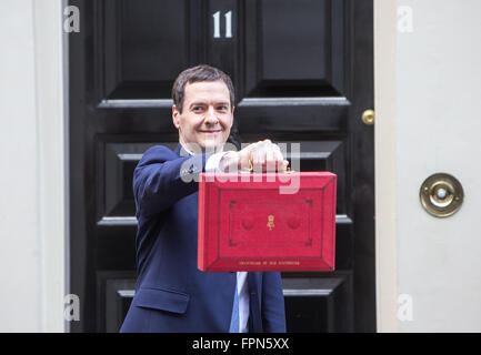 Il cancelliere,George Osbourne, mostra la casella rossa sulla scalinata del numero 11 di Downing St prima che egli offre il suo budget Foto Stock