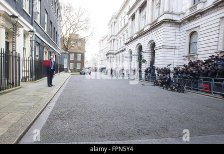 Il cancelliere,George Osbourne, mostra la casella rossa sulla scalinata del numero 11 di Downing St prima che egli offre il suo budget Foto Stock