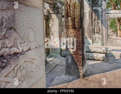 Ragazze Danza, apsaras o divinità scolpite nelle pareti di pietra arenaria e pilastri di Banteay Kdei tempio costruito da Jayavarman VII Foto Stock