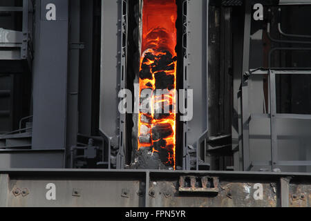 Rosso di spinta il coke caldo dal forno. Foto Stock