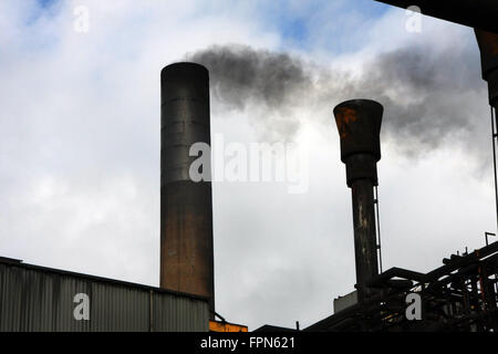 Fumo ed emissioni da camini di fabbrica. Foto Stock