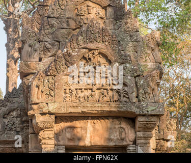 Pietra scolpita in gateway Angkhor, Cambogia nella luce della sera Foto Stock