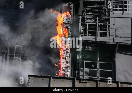 Rosso di spinta il coke caldo dal forno. Foto Stock