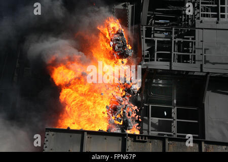 Spingendo il red hot coke da un forno. Foto Stock