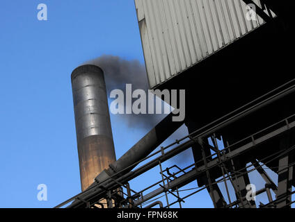 Fumo ed emissioni da camini di fabbrica. Foto Stock