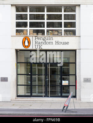 Londra, Inghilterra - 13 Gennaio 2016: la sede del Pinguino Libri Random House in Westminster, Londra. Penguin stampati Foto Stock