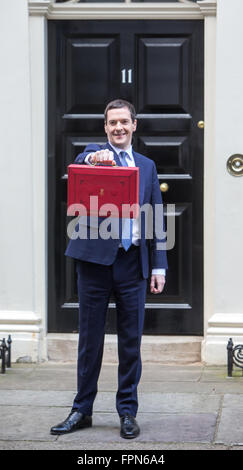 Il cancelliere,George Osbourne, mostra la casella rossa sulla scalinata del numero 11 di Downing St prima che egli offre il suo budget Foto Stock