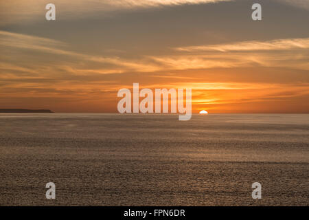 Tramonto sull'acqua a Weymouth guardando ad est Foto Stock