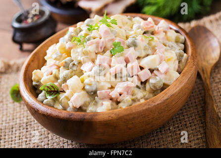 Tradizionale insalata russa "Olivier' Foto Stock