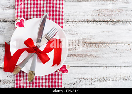 Tabella romantica impostazione per il giorno di San Valentino in uno stile rustico. Vista superiore Foto Stock