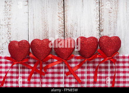 Il giorno di San Valentino cuori di sfondo su un tavolo di legno. Vista superiore Foto Stock