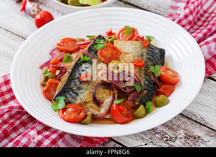 Grigliata di sgombro con verdure in stile mediterraneo. Foto Stock