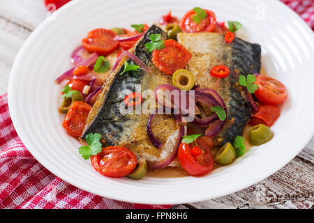 Grigliata di sgombro con verdure in stile mediterraneo Foto Stock