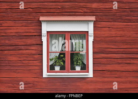 Carino finestra sul rosso tradizionale casa svedese parete Foto Stock