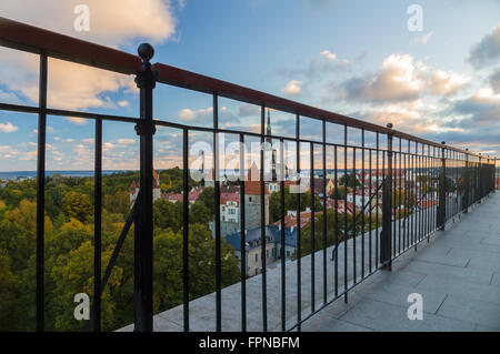 Autunno sunrise scena di Patkuli punto di visualizzazione e la città vecchia di Tallinn skyline su sfondo attraverso il recinto di protezione, Estonia Foto Stock