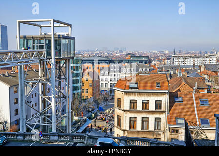 Vista dell'ascensore panoramico Ascenseur des Marolles. Esso collega la piazza Poelaert con street Minimes nel centro di Bruxelles Foto Stock