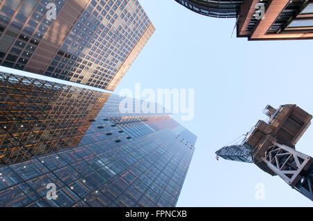 Vetro alti grattacieli di metallo e metallo gru fino ad alta blu cielo chiaro in London REGNO UNITO Foto Stock