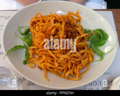 Un classico tradizionale piatto italiano, ragu tutto bolognese, con tagliatelle in Bologna, Italia Foto Stock