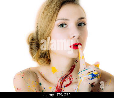 Colorato Ritratto di giovane donna bella in vernice con il dito sulle labbra rosse isolato su sfondo bianco Foto Stock