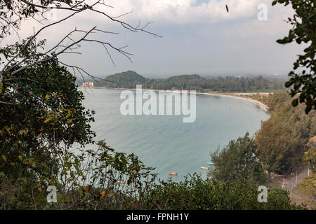 La parte settentrionale della bella Ao Manao beach vista dal più alto punto panoramico del centro storico di Khao Lommuak hill. Foto Stock