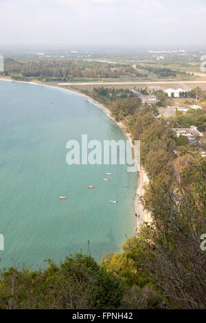 La parte settentrionale della bella Ao Manao beach vista dal più alto punto panoramico del centro storico di Khao Lommuak hill. Foto Stock