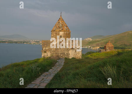 Monastero di Sevanavank (Surb Arakelots Chiesa Surb Astvatsatsin nel retro) sul Lago Sevan, Armenia Foto Stock