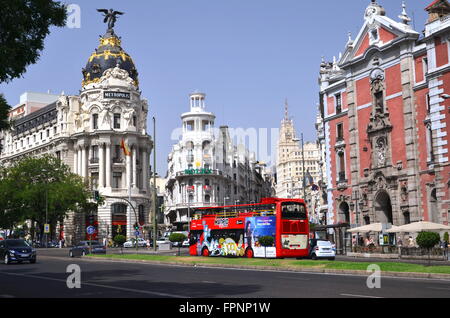 Il Metropolis edificio situato sul rappresentante Gran Via a Madrid, Spagna. Foto Stock