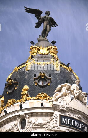 Il Metropolis edificio situato sul rappresentante Gran Via a Madrid, Spagna. Foto Stock