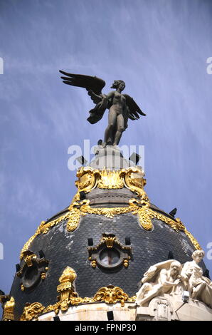 Il Metropolis edificio situato sul rappresentante Gran Via a Madrid, Spagna. Foto Stock